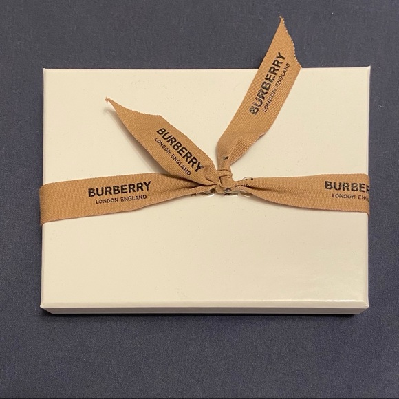 Burberry postcard set - Picture 7 of 9